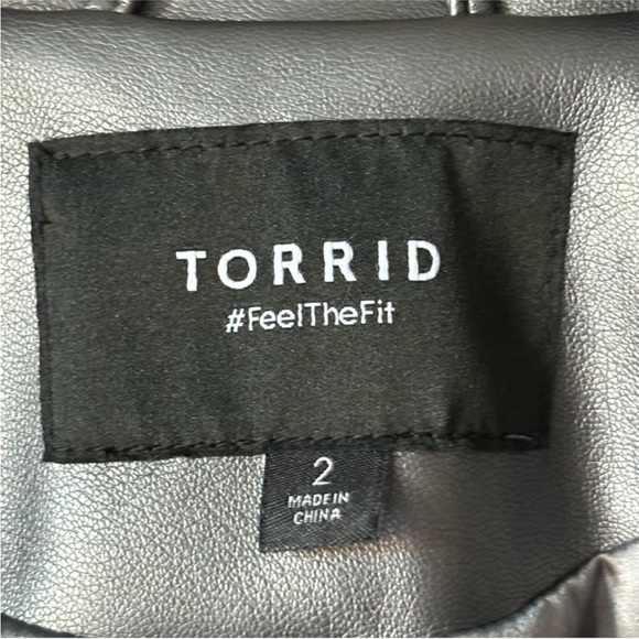 Torrid Plus Sz 2 (US 2X) Faux Leather Metallic Moto Jacket In Gunmetal EUC - Picture 9 of 14